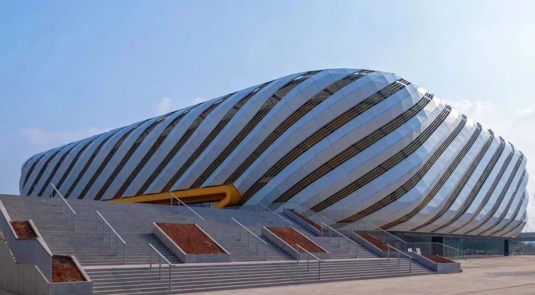 走进中国民航飞行学院(天府校区)台球场馆,首先让人眼前一亮的,是有序排开的7张专业球桌,在灯光下沉稳伫立。